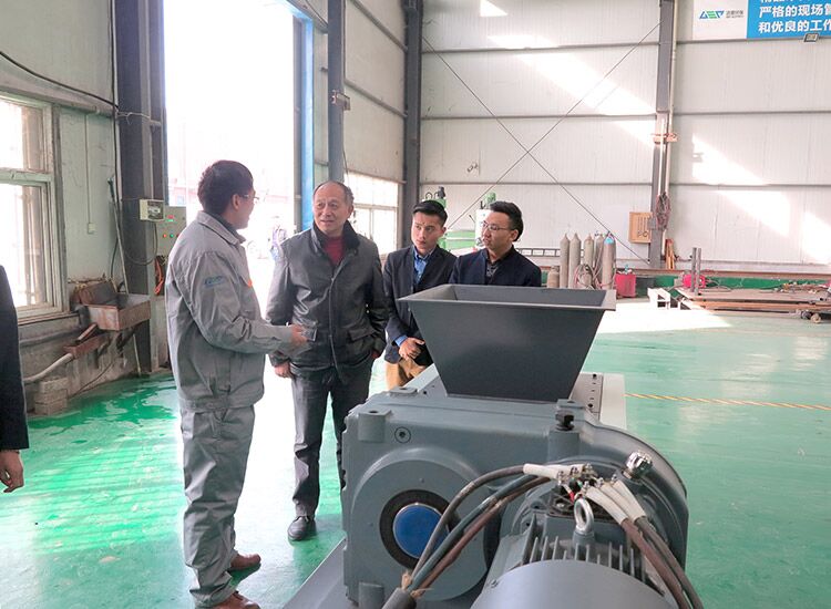 發(fā)往國外的GDS3餐廚垃圾破碎機試機現(xiàn)場