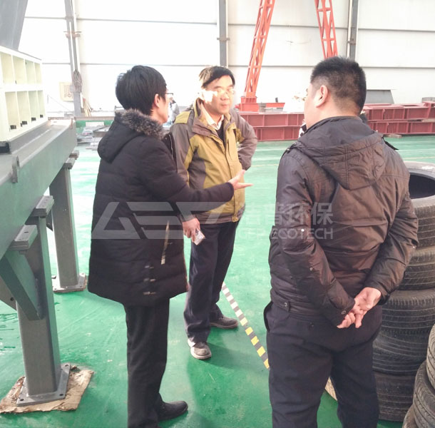 北京客户来访试机废旧轮胎破碎机现场