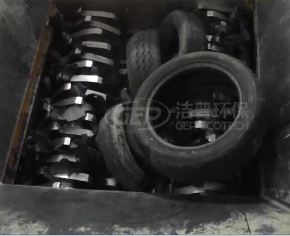 废旧轮胎四轴撕碎机现场视频